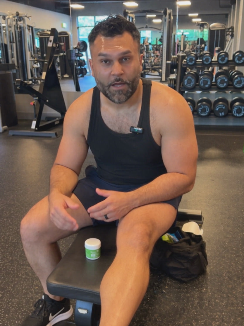 Aplicación de Green Oil en la pierna en el gimnasio